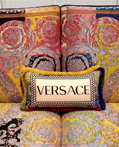 Scopri la nuova collezione di cuscini Versace su FARFETCH